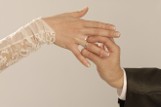 Fikcyjne małżeństwa coraz częstsze. Co za nie grozi?
