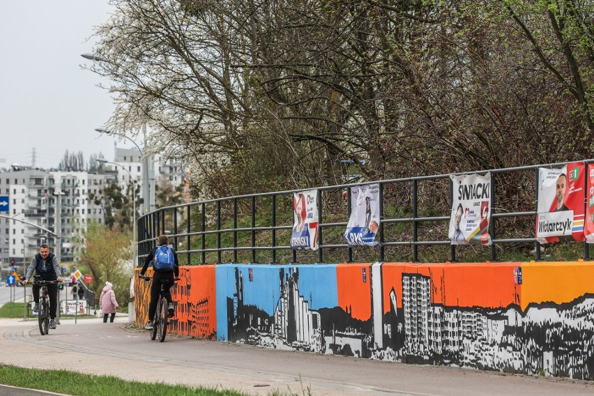 Nowy mural Rafała Roskowińskiego. Upamiętnia budowę osiedla „Morena” i czasy marzeń o mieszkaniu w bloku z wielkiej płyty