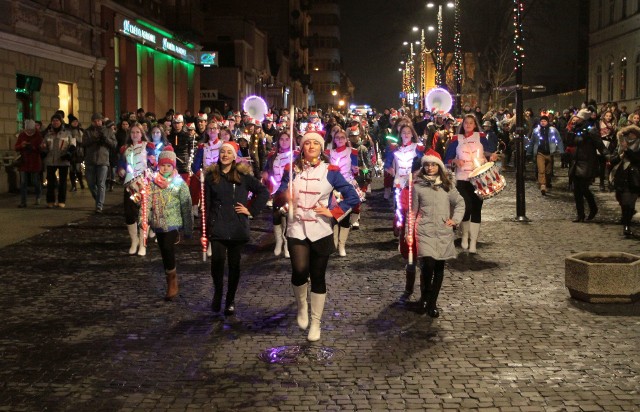 Pierwszą radomską Świąteczną Paradę Światła poprowadziła Młodzieżowa Orkiestra Dęta Grandioso.