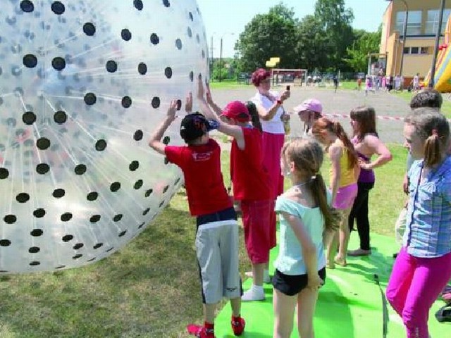 Dzień dziecka 2011 Białystok. Uczniowie Szkoły Podstawowej nr 34 w Białymstoku Dzień Dziecka obchodzili wczoraj. W programie było mnóstwo atrakcji. Na zdjęciu dzieci toczą plastikową kulę, w której siedzą ich koledzy.