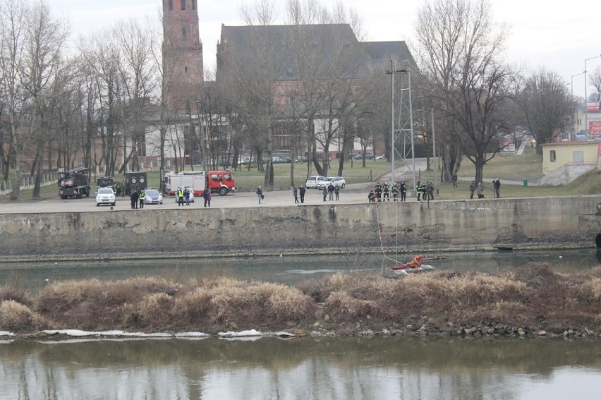 Bomba lotnicza w Odrze. Ewakuowali mieszkańców i zamknęli most (ZDJĘCIA)