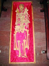 Trumna ze szczątkami pierwszego proboszcza katedry wróci do fary