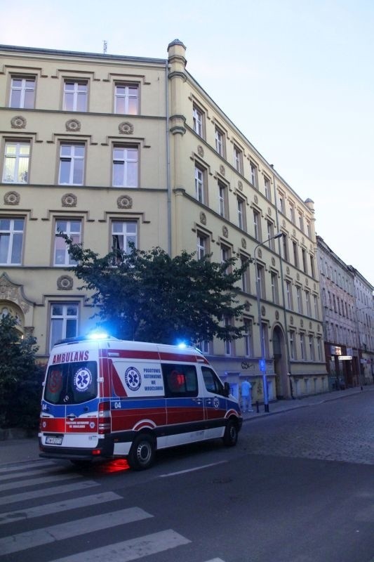 Wrocław: Nastolatka chciała skoczyć z okna kamienicy (ZDJĘCIA)