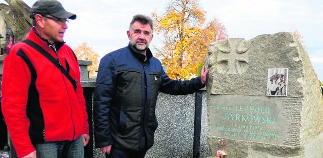 Pierwszy odnowiony za pieniądze z kwesty zaduszkowej obelisk Leopolda Byrkowskiego prezentuje Leszek Gadawski (z prawej), prezes Towarzystwa Miłośników Buska-Zdroju; razem z Maciejem Dutkiewiczem, administratorem cmentarza