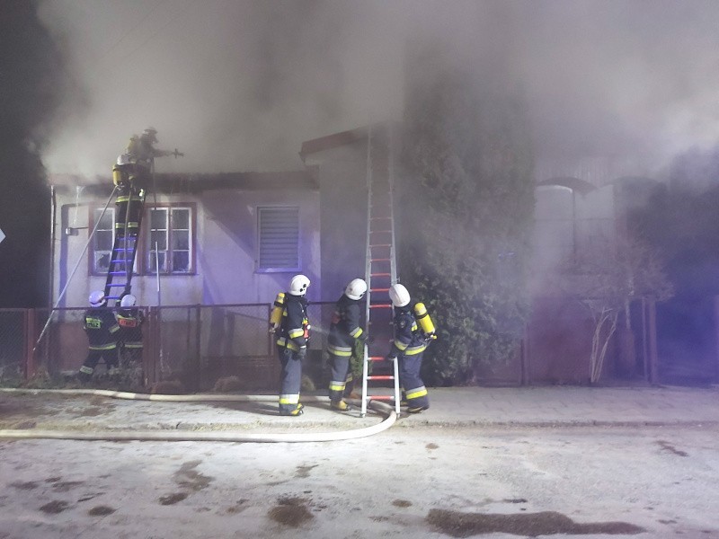 Pisz. Pożar budynku przy ul. Jagiełły. Rodzina w środku nocy uciekała z płonącego domu (zdjęcia)