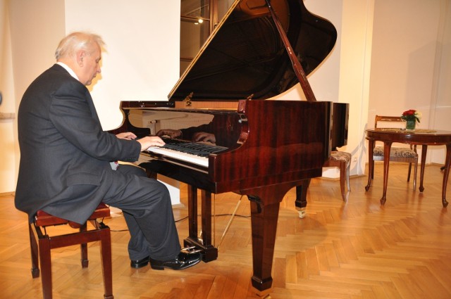 Kazimierz Gierżod, prezes Towarzystwa im. Fryderyka Chopina wystąpił z recitalem słynnego muzyka w szydłowieckim Zamku.