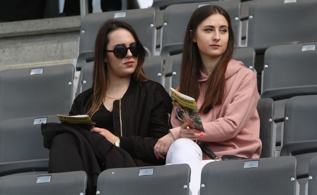 Piłkarze Korony Kielce rozegrali w sobotę ostatni mecz w sezonie. Wypadli fatalnie, gdyż przegrali z Górnikiem Zabrze 0:3. Dopisała za to pogoda. Jeśli byliście Państwo na tym meczu, to znajdziecie się na naszych zdjęciach.