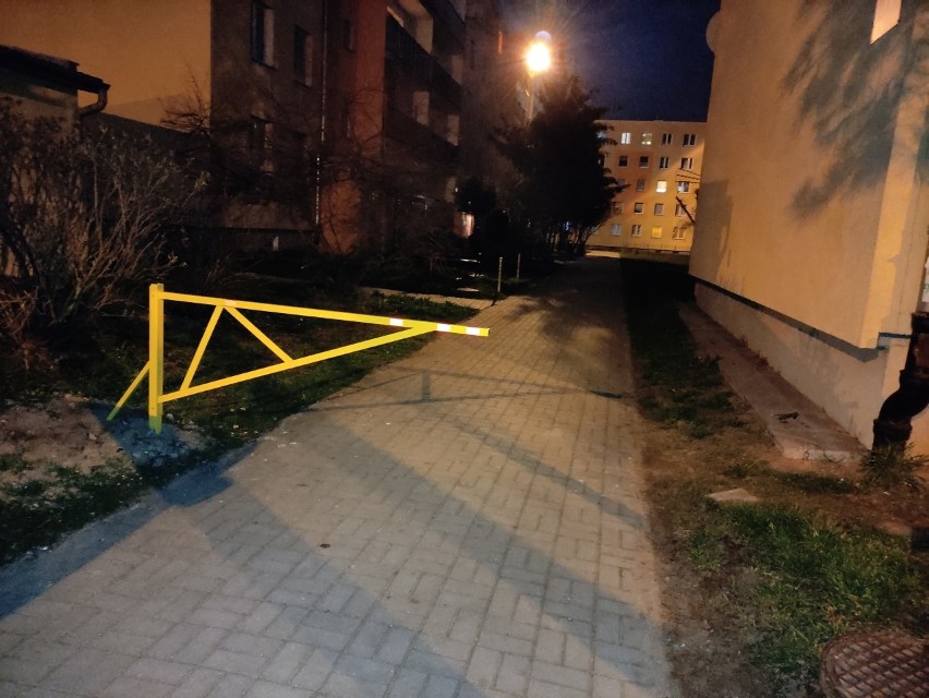 Tajemnicze bramki na osiedlu w Konstantynowie Łódzkim. Mieszkańcy pytają, w jakim celu je zamontowano?