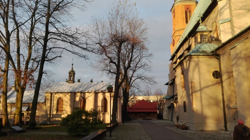 Kaplica (po lewej) miała stanąć na miejscu dawnego...