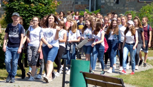 Cała młoda diecezja kielecka maszerowała w sobotę do Wiślicy - na 16. edycję spotkania młodzieży.