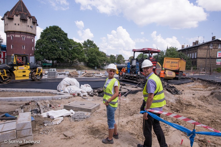 Stargard. Środek pracowitych wakacji na budowie Zintegrowanego Centrum Przesiadkowego i ronda [ZDJĘCIA]