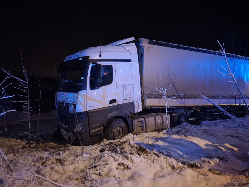 Podhale: Nocny wypadek w Rdzawce. Tir wjechał do rowu