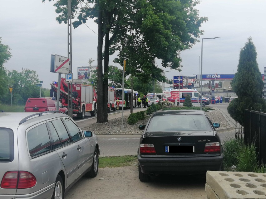 Wypadek na ul. Gryfińskiej w Szczecinie. Zderzenie autobusu z osobówką. Pięć poszkodowanych osób trafiło do szpitala - 18.05.2020