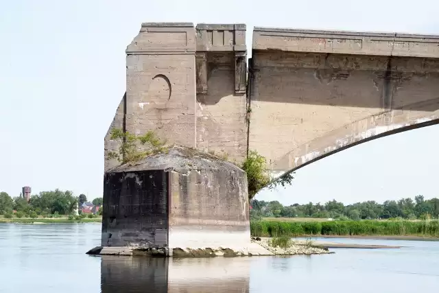 Wysadzony most w Kłopocie, a raczej jego ruiny, od lat są obiektem zainteresowań turystów