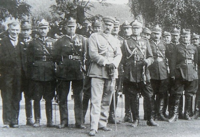 Zdjęcie zrobione podczas wizytacji marszałka poligonu II Dywizji Piechoty Legionów w Niwkach Daleszyckich 7 sierpnia 1926 roku. Obok marszałka stoi generał Aleksander Łuczyński, dowódca dywizji.