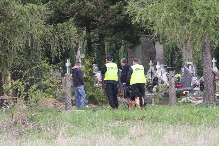 Przez cały dzień na cmentarzu pracowali policjanci.