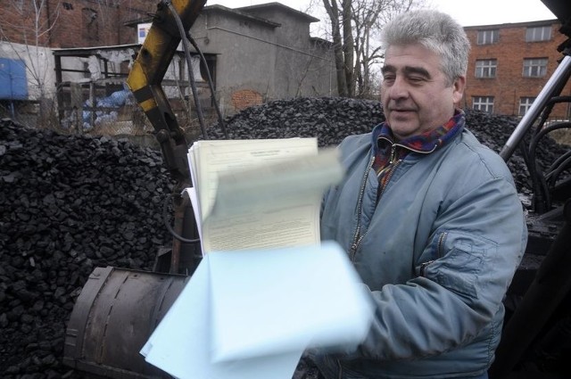 Kto jest zwolniony z akcyzy na węgiel? - Ci wszyscy klienci - dokumenty pokazuje Wiesław Dudziak ze składu Węglo-Kam w Bydgoszczy