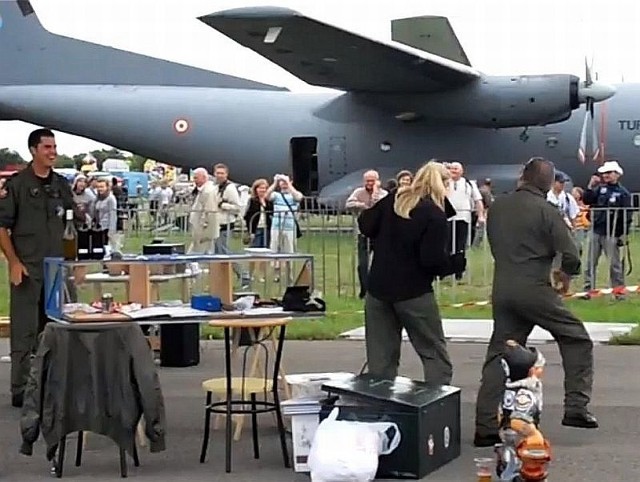 Kadr z jednego z filmów opublikowanych na YT - impreza przy belgijskim Herculesie.