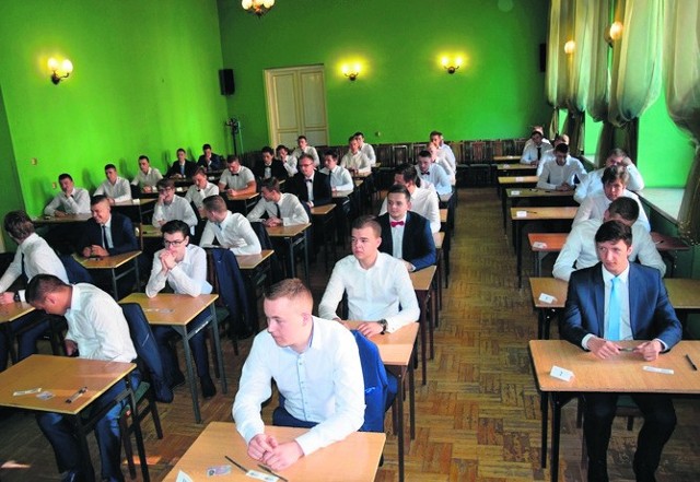 Pierwszy egzamin maturzyści mają już za sobą - w piątek był język polski. Na zdjęciu: maturzyści z Zespołu Szkół Samochodowych.