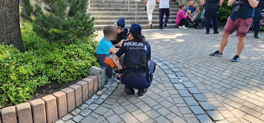 Zakopane. Policja odnalazła zaginionego 9-latka. Był na Krupówkach. Służby wyjaśniają, co się stało. Chłopcu pomogli bezdomni?