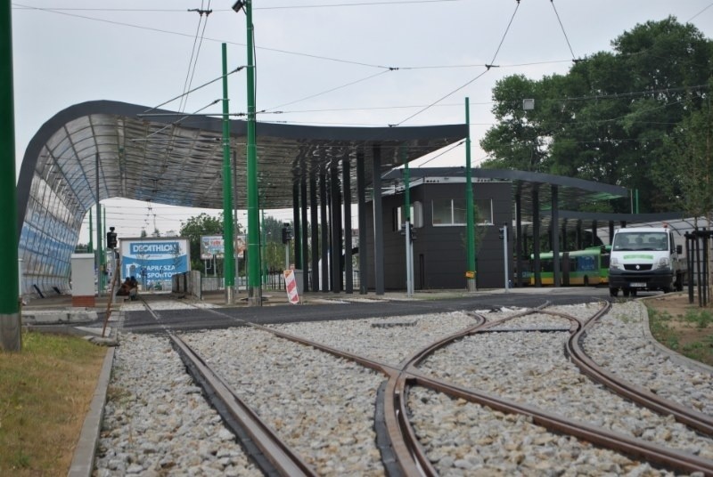 Nowe centrum przesiadkowe i stację kolejową dzieli kilkaset...