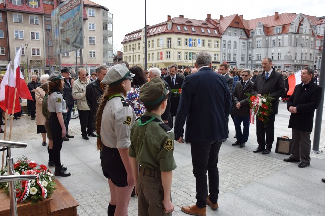 Szczecinecka opozycja na znak protestu przeciwko słowom burmistrza składa kwiaty podczas jego przemówienia