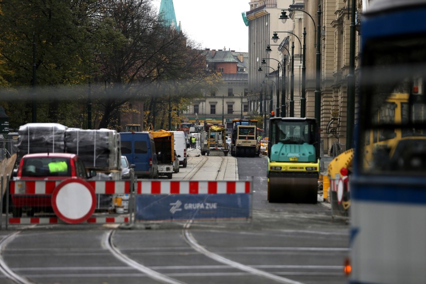 Kraków. Trwa remont Basztowej, wkrótce zmiany w komunikacji