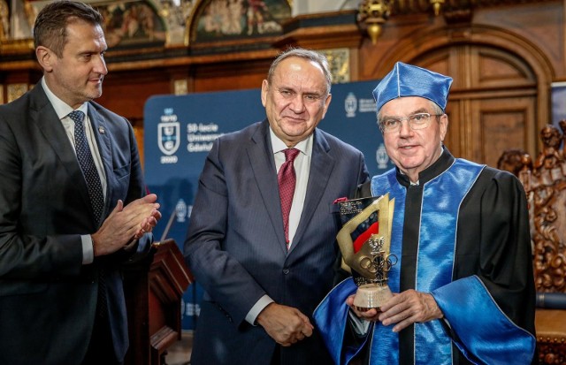 Prezes PKOl, Andrzej Kraśnicki jeszcze niedawno gratulował przewodniczącemu MKOl, Thomasowi Bachowi tytułu doktora honoris causa Uniwersytetu Gdańskiego. Tym razem poznaniak wystosował do niego apel z prośbą o przełożenie igrzysk