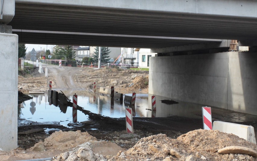 Mieszkańcy gminy Wolanów chcą zablokować budowę trasy S7. Wszystko przez wodę, która ich zalewa  