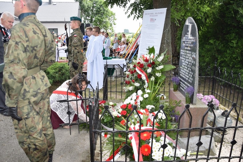 Mieszkańcy uhonorowali 11 chłopów z Masłomiącej zamordowanych w obozie Gross-Rosen [ZDJĘCIA]