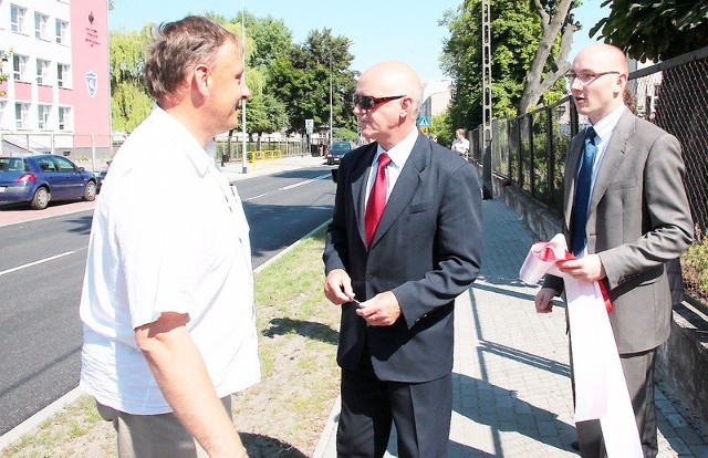 Na zdjęciu Jacek Piątek, kierownik budowy, prezydent Robert Malinowski i Jarosław Murgała, zastępca dyrektora Zarządu Dróg Miejskich