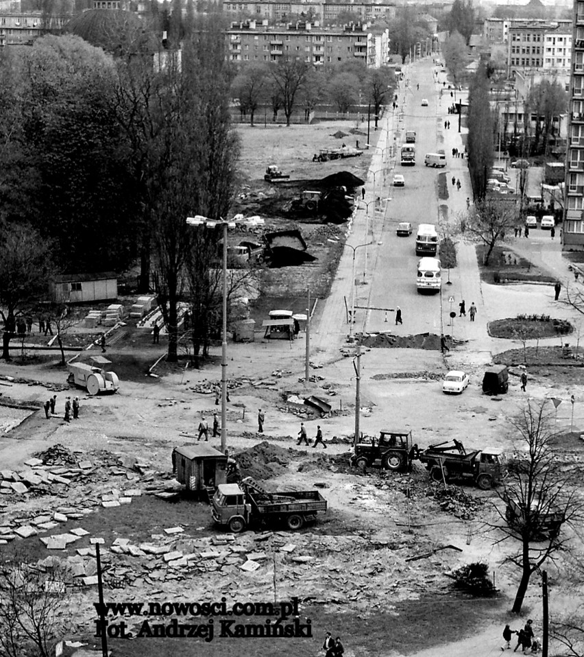 Widok na ulicę Bażyńskich podczas budowy placu Zwycięstwa