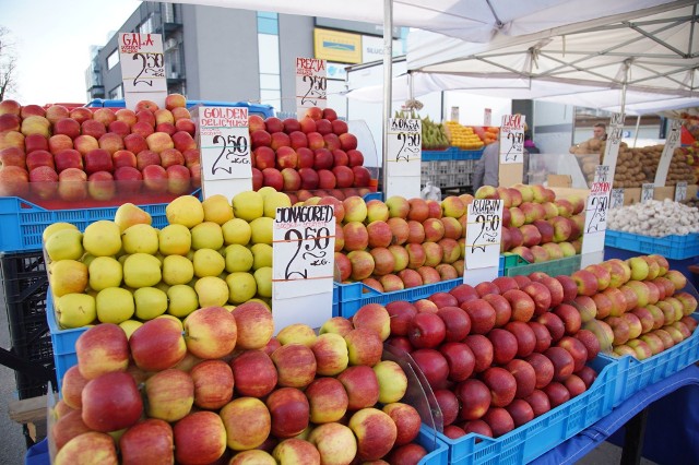 Szeroki wybór świeżych warzyw i owoców na kieleckich bazarach. Sprawdziliśmy, w jakich cenach oferowano te najpopularniejsze w sobotę, 10 kwietnia. Na kolejnych slajdach znajdą Państwo ceny jabłek, gruszek, cytryn, pomarańczy, truskawek, ziemniaków, cebuli, sałaty, pomidorów, papryki i innych>>>>
