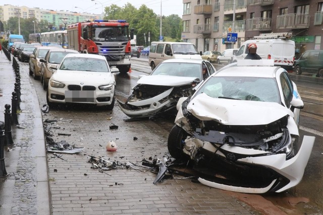 Zobacz marki samochodów, które powodują najwięcej kolizji i wypadków we Wrocławiu. Kliknij w zdjęcie, aby przejść do rankingu. Kolejne miejsca zobaczysz, poruszając się za pomocą strzałek lub myszki