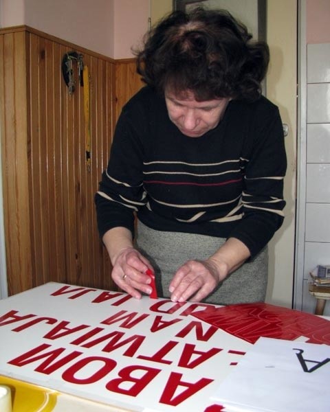 Dziś Wanda Skałuba przygotowuje tabliczki z hasłami na jutrzejszą pikietę.