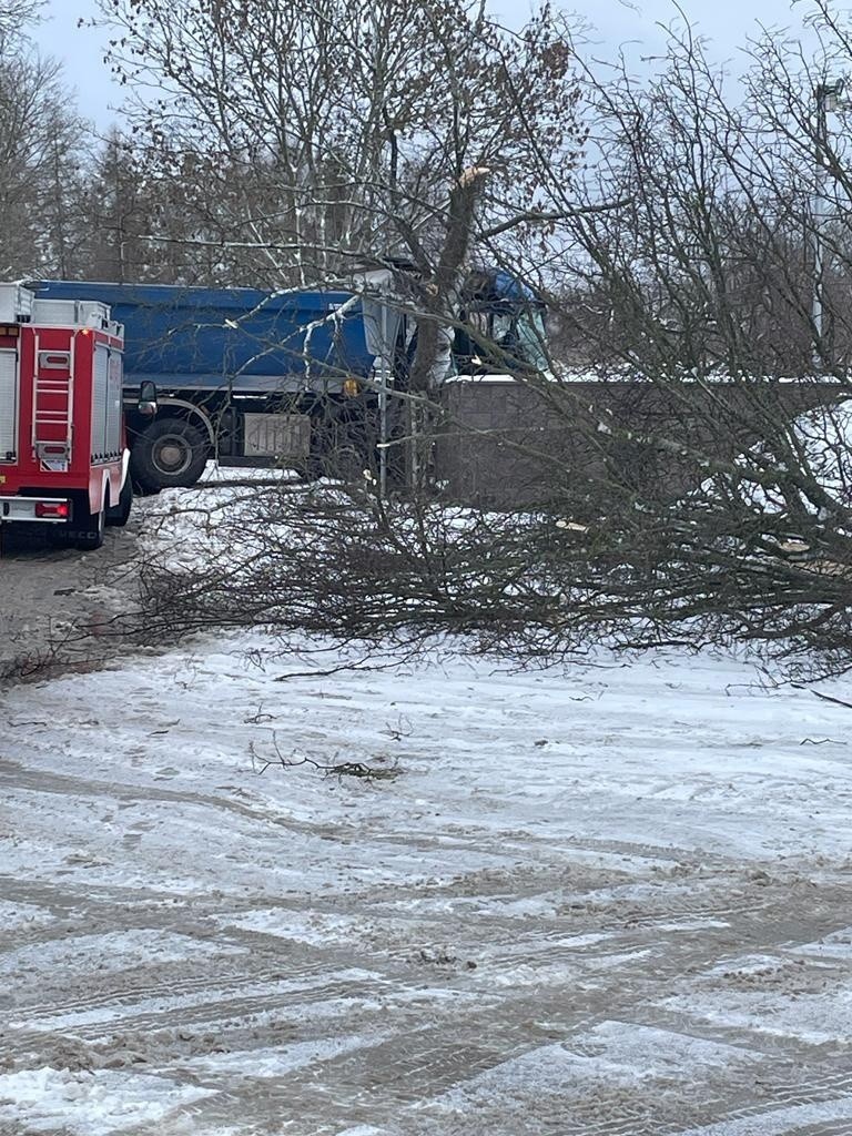 Wypadek w Skrzeszewie 6.12.2021. Ciężarówka wypadła z drogi. 9-latek został przetransportowany helikopterem do szpitala