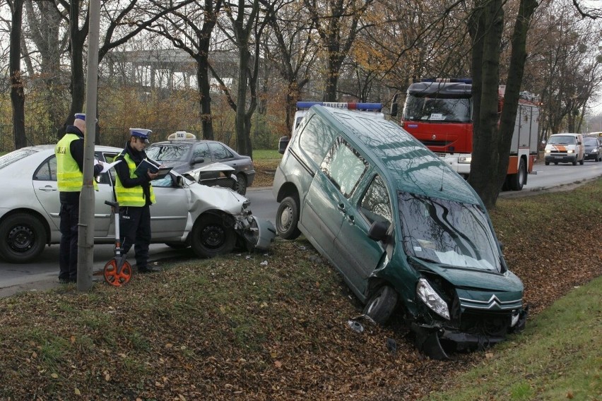 Wrocław: Wypadek na Strzegomskiej. Korki w obu kierunkach (ZDJĘCIA)