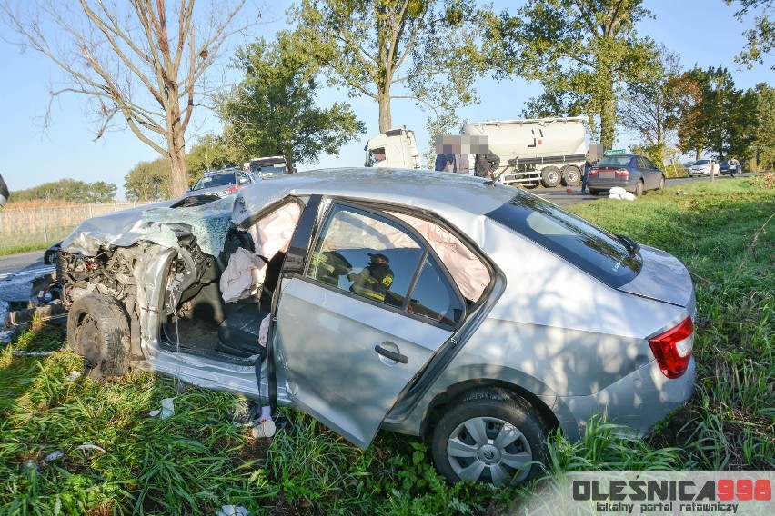 Groźny wypadek pod Oleśnicą. Skoda zmiażdżona po zderzeniu z ciężarówką
