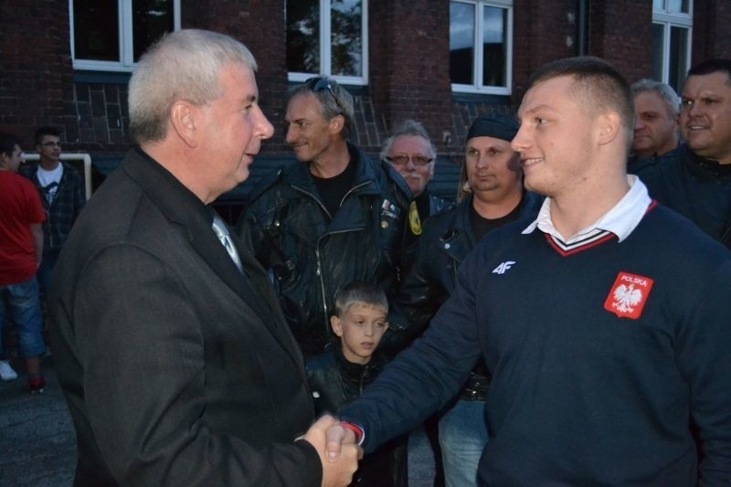 Tomaszowi (na zdjęciu) i Adrianowi starosta Tadeusz Sobol...