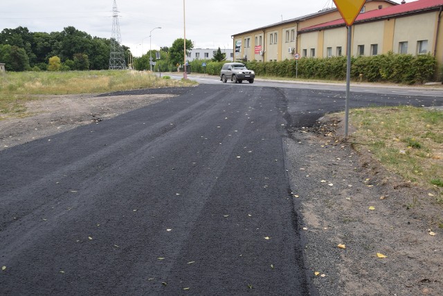 Przy cmentarzu już nie ma dziur, ale przydałoby się tam jeszcze zrównać pobocze.