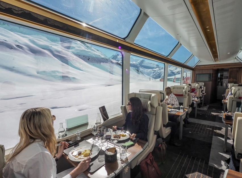 Tak wygląda Glacier Express - panoramiczny pociąg kursujący...