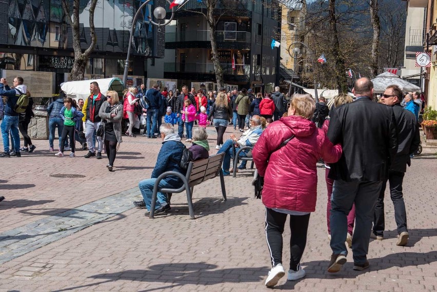 Zakopane. Nareszcie nie pada. Na Krupówkach tłum turystów [ZDJĘCIA]