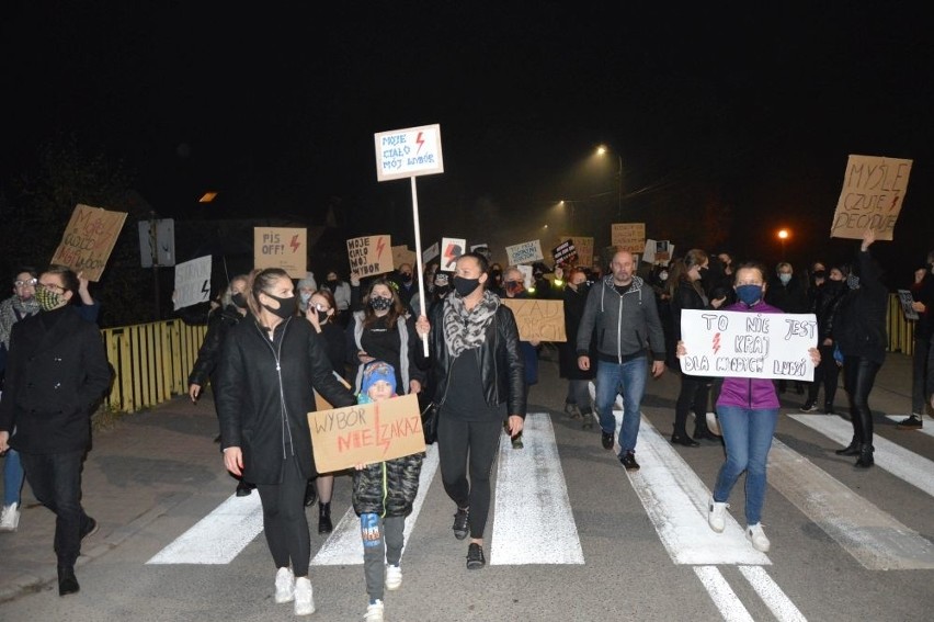 Protest w Suchedniowie. Skandowali "Moja pusia, nie Jarusia" [ZDJĘCIA, WIDEO]