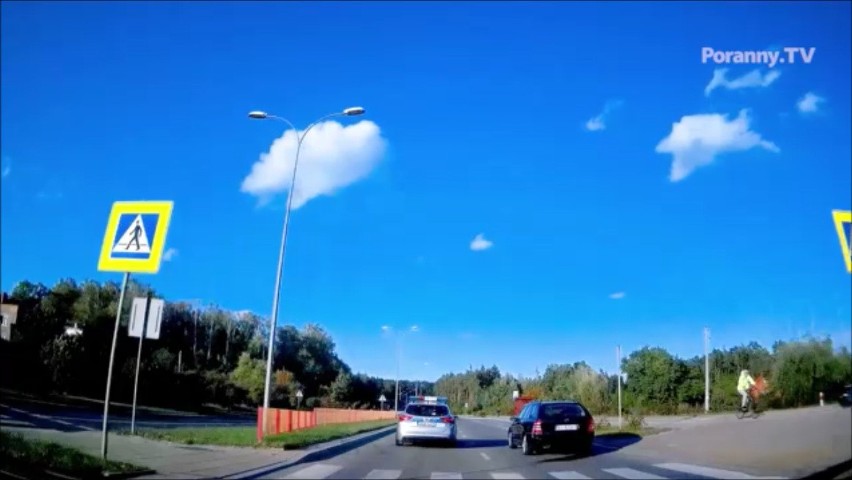 Policjantka wyprzedza radiowozem na przejściu dla pieszych i przejeżdża na późnym żółtym (czerwonym?) świetle (wideo)
