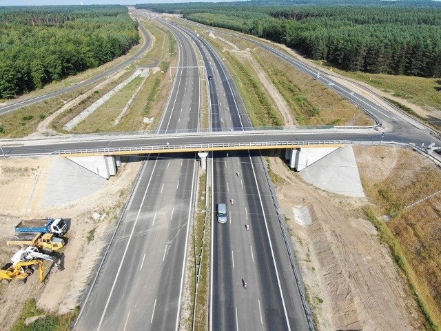 Odział we Wrocławiu Generalnej Dyrekcji Dróg Krajowych i Autostrad opublikował plany działań inwestycyjnych na 2023 rok. W planach jest rozbudowa autostrad, budowa nowych dróg ekspresowych S8 i S5. Powstaną także nowe obwodnice. Sprawdziliśmy na jakiem etapie są prace nad poszczególnymi projektami. Przesuwaj slajdy klikając w strzałki >>>, używaj klawiszy lub gestów