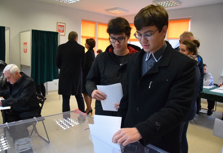 Wybory samorządowe 2018. Mieszkańcy Oświęcimia licznie ruszyli do urn. Głosował też Janusz Chwierut [ZDJĘCIA]