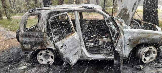 Tyle zostało z samochodu, który zniknął z podwórka w gminie Baćkowice w powiecie opatowskim. Auto zostało spalone w lesie w podkieleckiej gminie Masłów