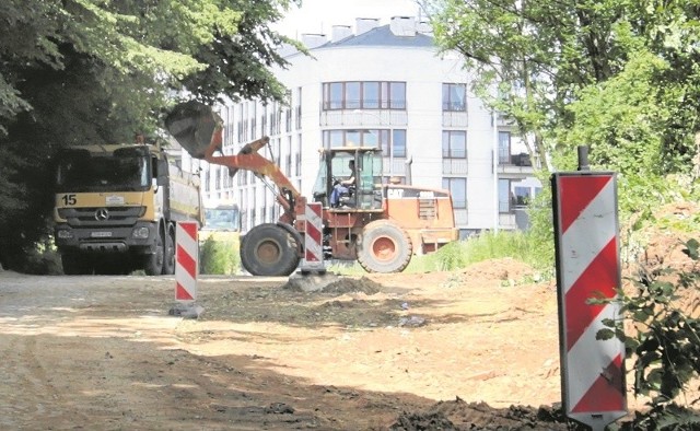 Maszyny wjechały już na teren i każdego dnia wyłania się kształt nowej ul. Ostrowskiej prowadzącej do osiedla Park Ostrowska. Według inwestora, nowa droga powstanie w ciągu trzech miesięcy