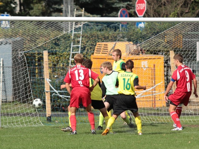 Juniorzy starsi Siarki Tarnobrzeg (żółto-czarne stroje) kilkakrotnie zagrozili bramce sanoczan, ale bramkarz sanoczan Konrad Wróbel nie musiał wyciągać piłki z siatki.