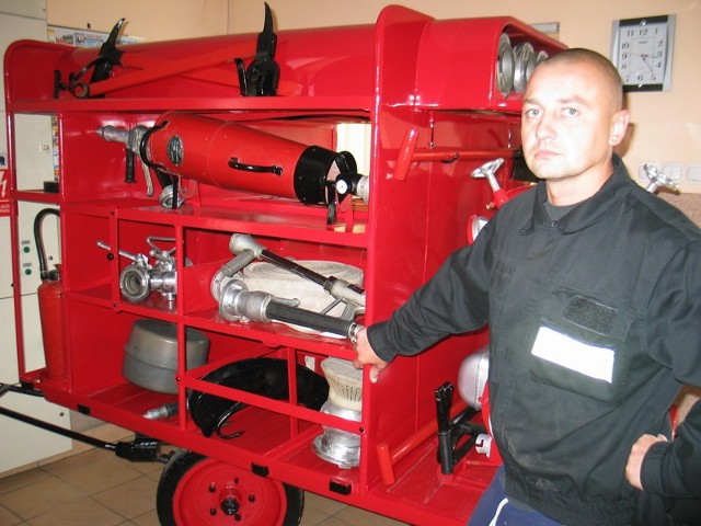 Waldemar Rycerz razem z kolegą odnowili to starodawne urządzenie do gaszenia pożarów. Teraz stoi przy wejściu jako ciekawostka